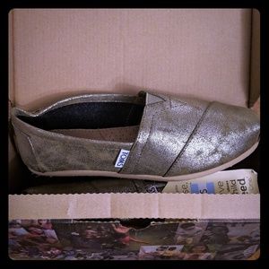 Toms brass metallic shoes nwt 6